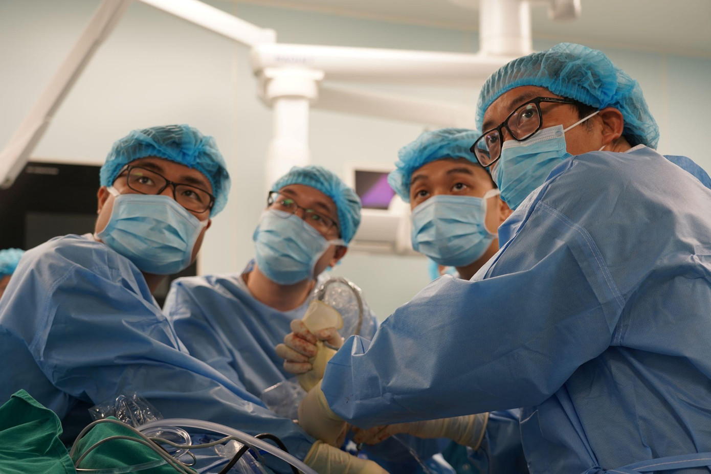 Ca mổ của Chương Thị Kiều kéo dài tới 8 tiếng đồng hồ, là một thử thách lớn đối với cả VĐV và ekip phẫu thuật nhưng đã thành công rất tốt đẹp như dự kiến Ca mổ của Chương Thị Kiều kéo dài tới 8 tiếng đồng hồ, là một thử thách lớn đối với cả VĐV và ekip phẫu thuật nhưng đã thành công rất tốt đẹp như dự kiến