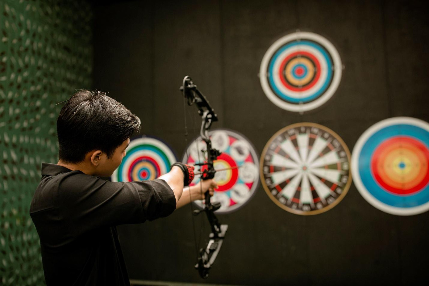 Một lượt bắn gồm 5 mũi tên, khách bắn trúng tâm sẽ được thưởng những phần quà hấp dẫn. Ảnh: Resort Hàng Dương