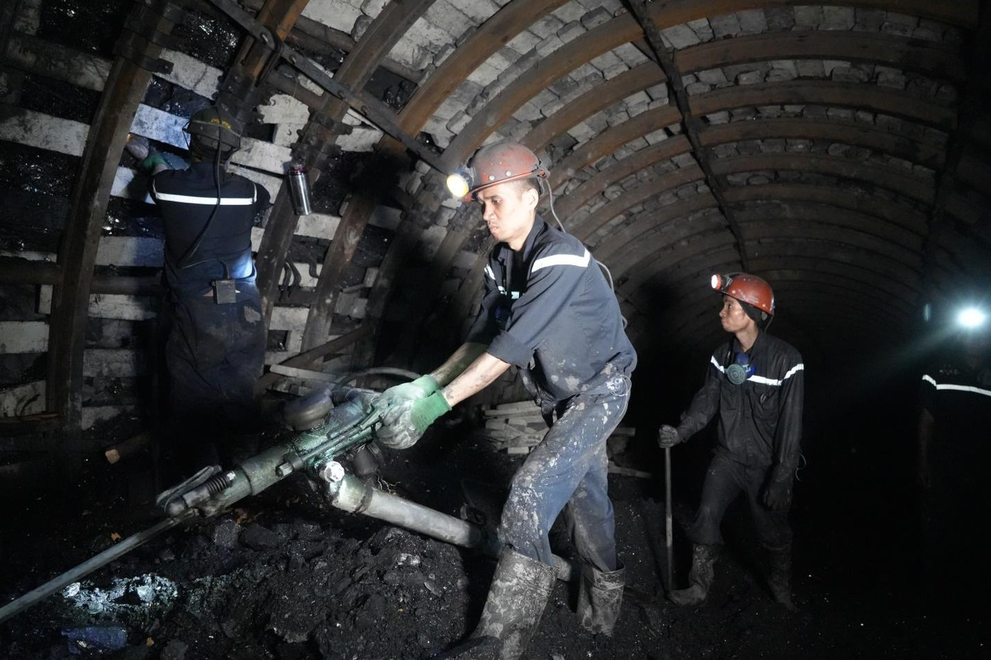 Thí sinh đang thực hiện nội dung khoan tiến gương lò chợ IV-10-1 khu Khe Chàm.