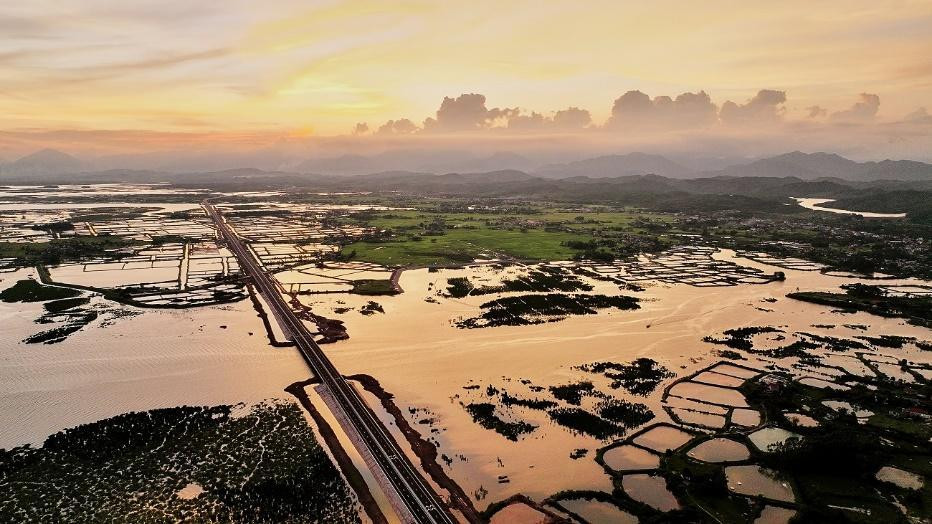 Dự án đi qua nhiều khu vực có địa hình khác nhau, bao gồm vùng đồi núi, ven biển và cả khu vực đô thị. Dự án đi qua nhiều khu vực có địa hình khác nhau, bao gồm vùng đồi núi, ven biển và cả khu vực đô thị.