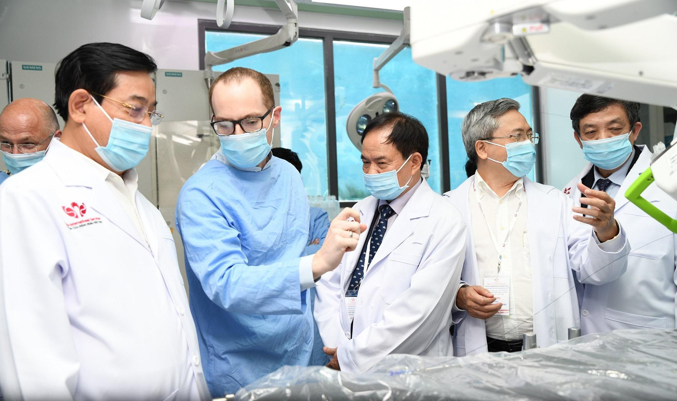 PGS.TS Lương Ngọc Khuê, Cục trưởng Cục Quản lý Khám chữa bệnh (ngoài cùng bên trái) vui mừng trước hệ thống robot mới