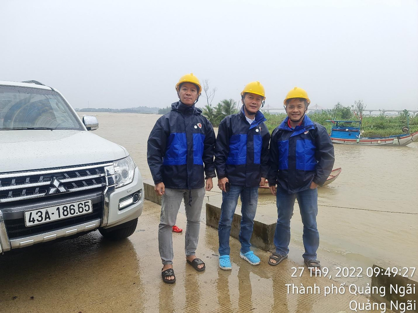 Lực lượng cán bộ kỹ thuật MobiFone sẵn sàng lên đường ứng cứu thông tin ở những điểm xung yếu