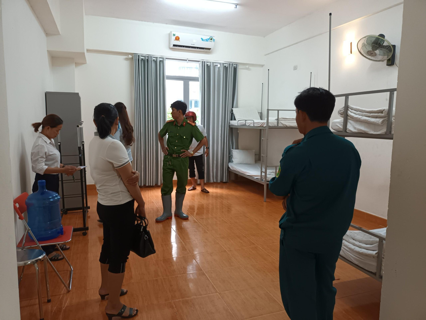 Cơ quan chức năng kiểm tra hạ tầng đón bà con vào tránh bão - nơi Công ty bố trí 10 phòng dành riêng cho người già, người có công, gia đình chính sách, bệnh nặng, phụ nữ có thai, người già, trẻ em