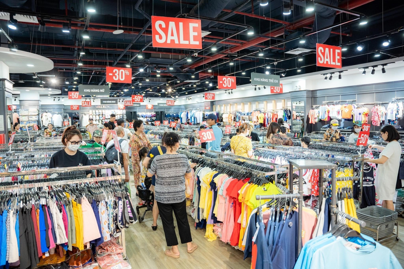 “Cơn bão” mua sắm trên khắp hệ thống TTTM Vincom khi các thương hiệu lớn như Adidas, Fila, Nine West, Pierre Cardin, AMM, Pantio, Rabity, Kiehl’s, The Body Shop… “tung” khuyến mãi đến 50% từ ngày 01 - 04/9 “Cơn bão” mua sắm trên khắp hệ thống TTTM Vincom khi các thương hiệu lớn như Adidas, Fila, Nine West, Pierre Cardin, AMM, Pantio, Rabity, Kiehl’s, The Body Shop… “tung” khuyến mãi đến 50% từ ngày 01 - 04/9