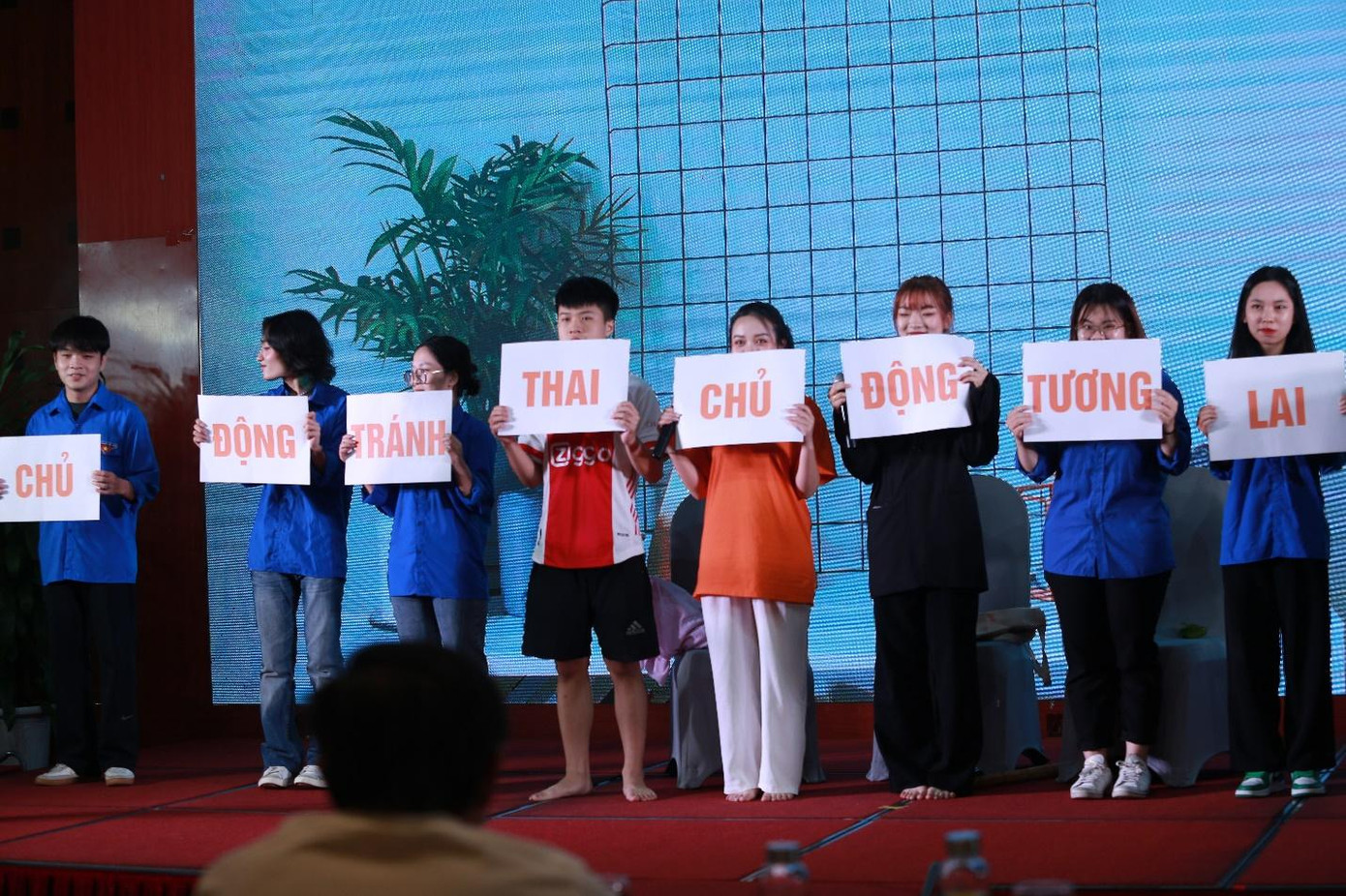 Giới trẻ hiện nay được khuyến khích tìm hiểu các kiến thức chính thống về sức khỏe sinh sản và tình dục an toàn.