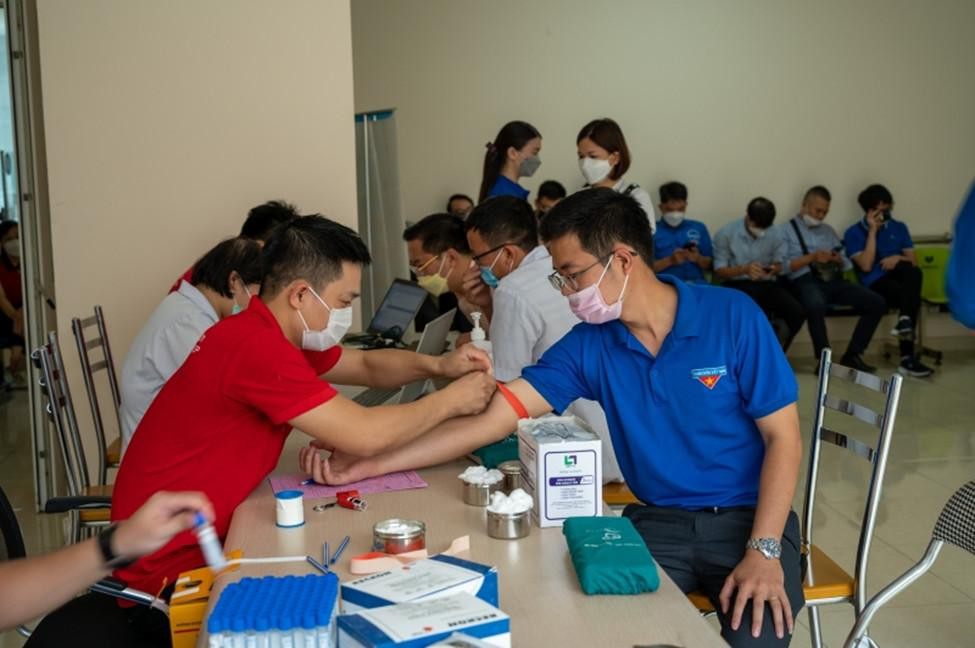 Các đoàn viên thanh niên TKV tham gia đăng ký hiến máu tại chương trình