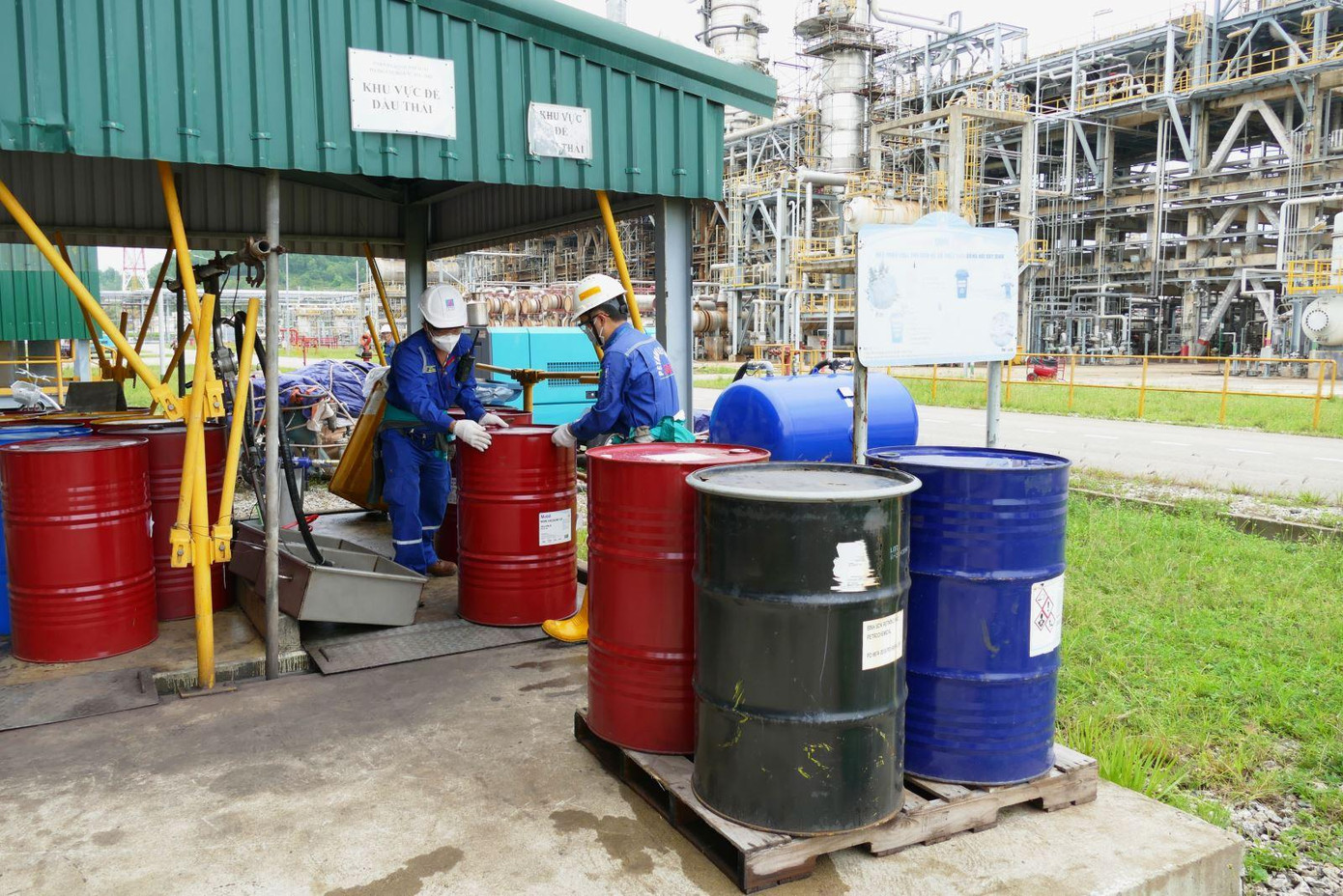 Nhân sự BSR đang khẩn trương thu dọn và gia cố bảo vệ vật tư tại phân xưởng NTU.