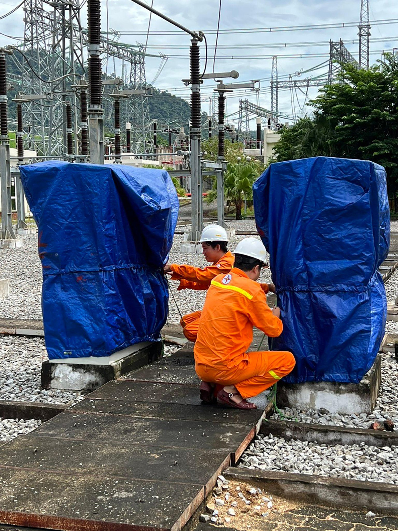 Công ty Truyền tải điện 2 đã chuẩn bị che chắn các tủ đấu dây, tủ điều khiển bảo vệ ngoài trời, hạn chế xâm nhập ẩm các thiết bị điện khi có mưa bão tại TBA 500kV Thạnh Mỹ (Truyền tải điện Quảng Nam)