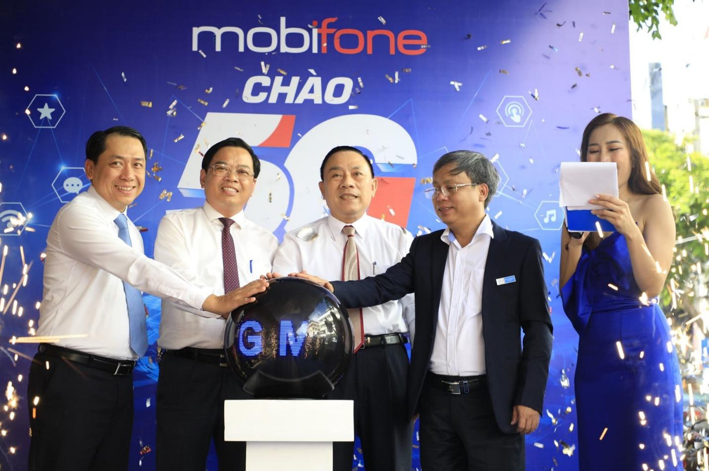 Đại diện MobiFone, Sở TTTT tỉnh Khánh Hòa lãnh đạo UBND thành phố Nha Trang nhấn nút khai trương 5G tại Nha Trang