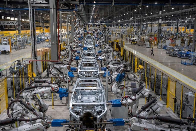 Ứng dụng công nghệ hàn điểm tự bù vật liệu (Adaptive welding), dây chuyền hàn thân xe của nhà máy VinFast cho ra các mối hàn chất lượng cao.