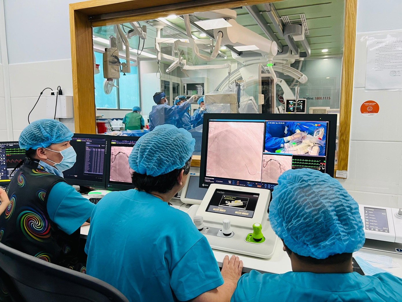 Các bác sĩ can thiệp mạch vành cho một trường hợp đột quỵ