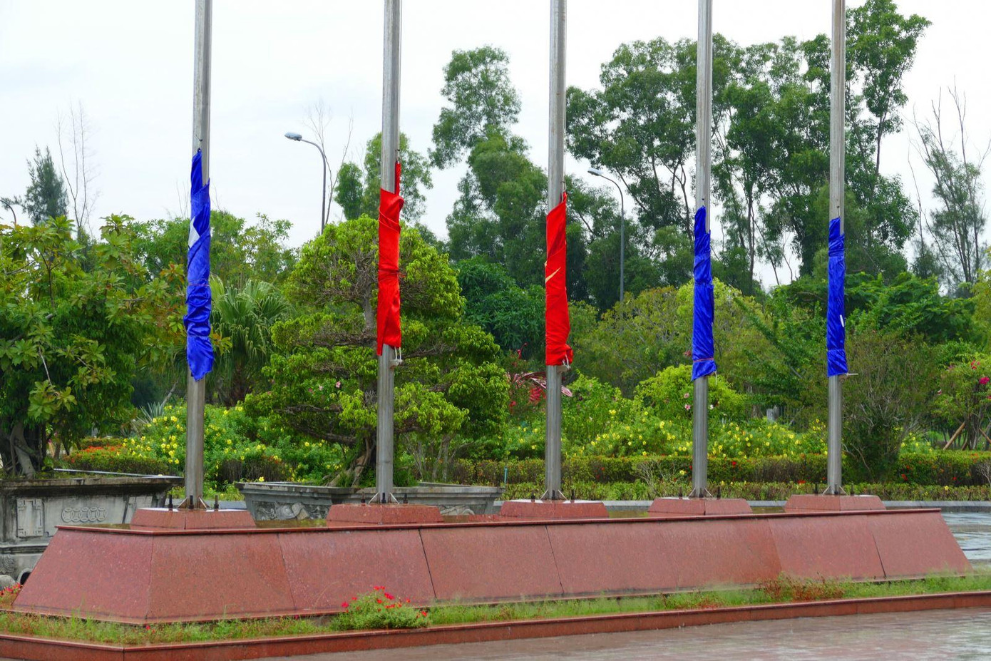 Tất cả các pano, bảng hiệu, cờ… tại Nhà máy được tháo dỡ, buộc chặt để phòng chống bão.