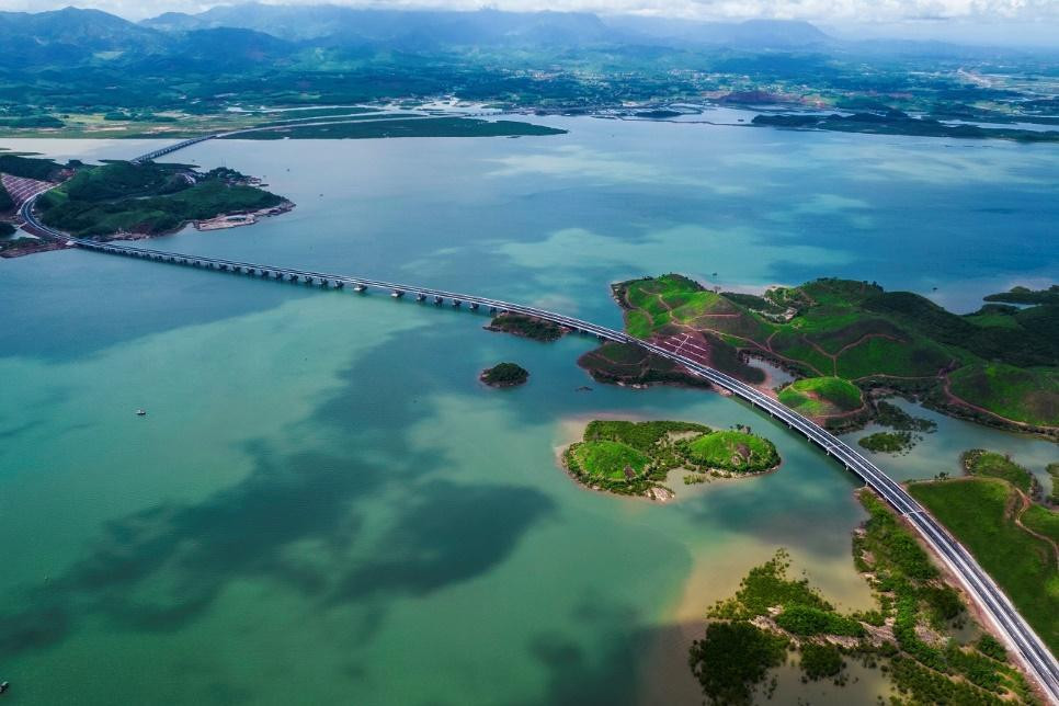 Sau 2 năm thi công thần tốc, cùng với tỉnh Quảng Ninh, Sun Group đã cơ bản hoàn thiện cao tốc Vân Đồn – Móng Cái, sẵn sàng thông tuyến ngay đầu tháng 9. Sau 2 năm thi công thần tốc, cùng với tỉnh Quảng Ninh, Sun Group đã cơ bản hoàn thiện cao tốc Vân Đồn – Móng Cái, sẵn sàng thông tuyến ngay đầu tháng 9.