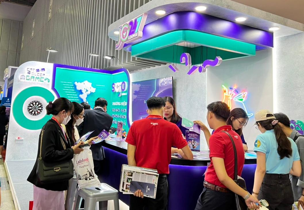 Tại hội chợ du lịch Quốc tế TP HCM 2022, gian hàng của SOJO được thiết kế mô phỏng không gian JO247 Lounge và tích hợp yếu tố công nghệ. Tại hội chợ du lịch Quốc tế TP HCM 2022, gian hàng của SOJO được thiết kế mô phỏng không gian JO247 Lounge và tích hợp yếu tố công nghệ.