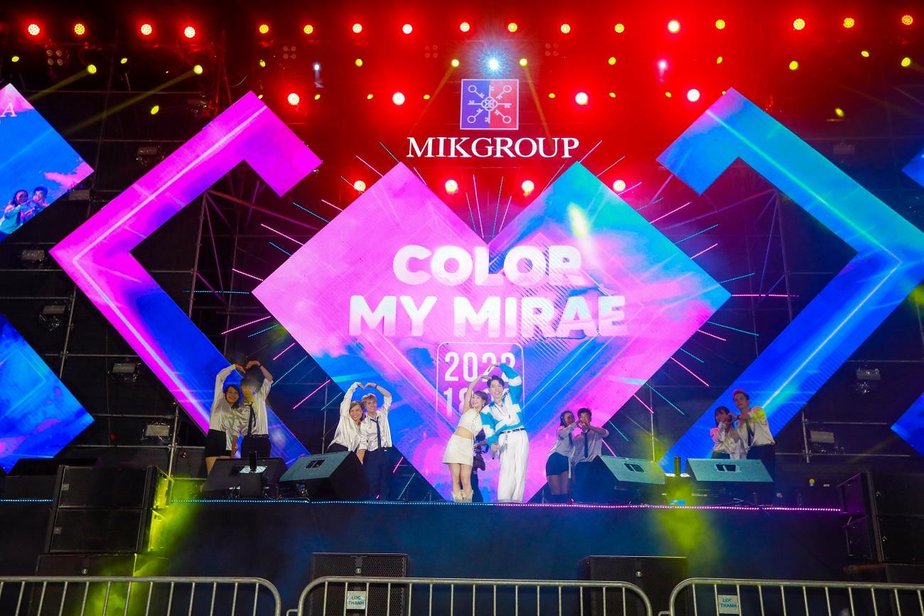 Đức Phúc truyền tải tình yêu và năng lượng sống tươi vui qua màn trình diễn “Hơn cả yêu”.