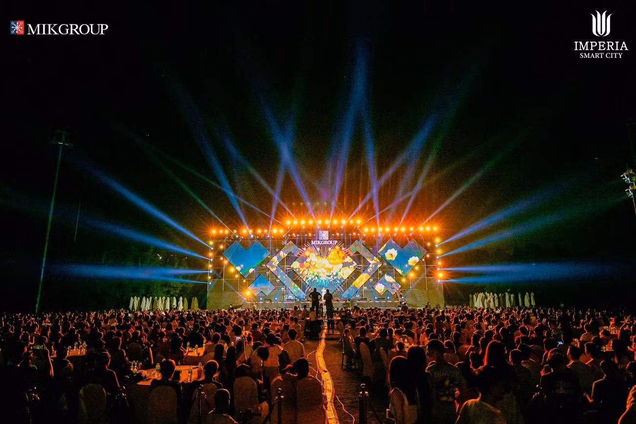 Sân khấu cực “cháy” trong đêm nhạc chào đón cư dân Imperia Smart City. Sân khấu cực “cháy” trong đêm nhạc chào đón cư dân Imperia Smart City.