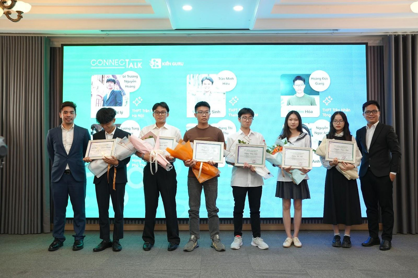 Đặng Thị Thu (thứ 3 từ bên phải) cùng các bạn trong buổi lễ vinh danh Đặng Thị Thu (thứ 3 từ bên phải) cùng các bạn trong buổi lễ vinh danh