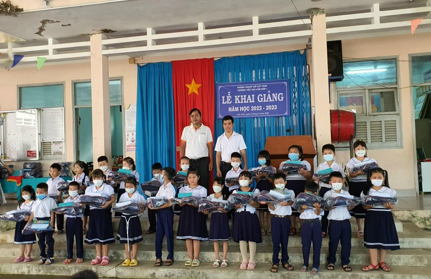 Đại diện Japfa Việt Nam trao tặng quà đầu năm mới cho các em nhỏ có hoàn cảnh khó khăn của Trường TH Cẩm Sơn 1, tỉnh Bến Tre Đại diện Japfa Việt Nam trao tặng quà đầu năm mới cho các em nhỏ có hoàn cảnh khó khăn của Trường TH Cẩm Sơn 1, tỉnh Bến Tre