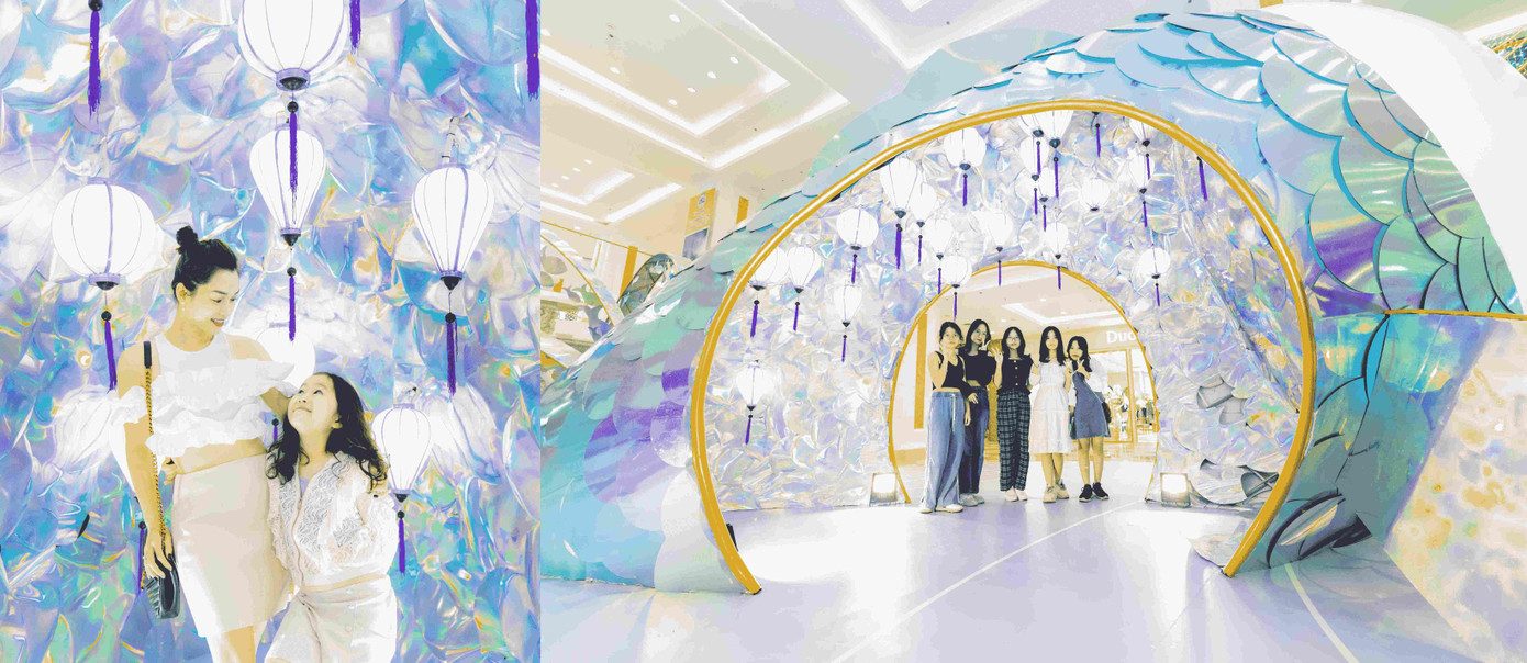 Nhiều bạn trẻ và các gia đình thích thú với mô hình Cá chép bảy màu lung linh tại Vincom Mega Mall Royal City Nhiều bạn trẻ và các gia đình thích thú với mô hình Cá chép bảy màu lung linh tại Vincom Mega Mall Royal City