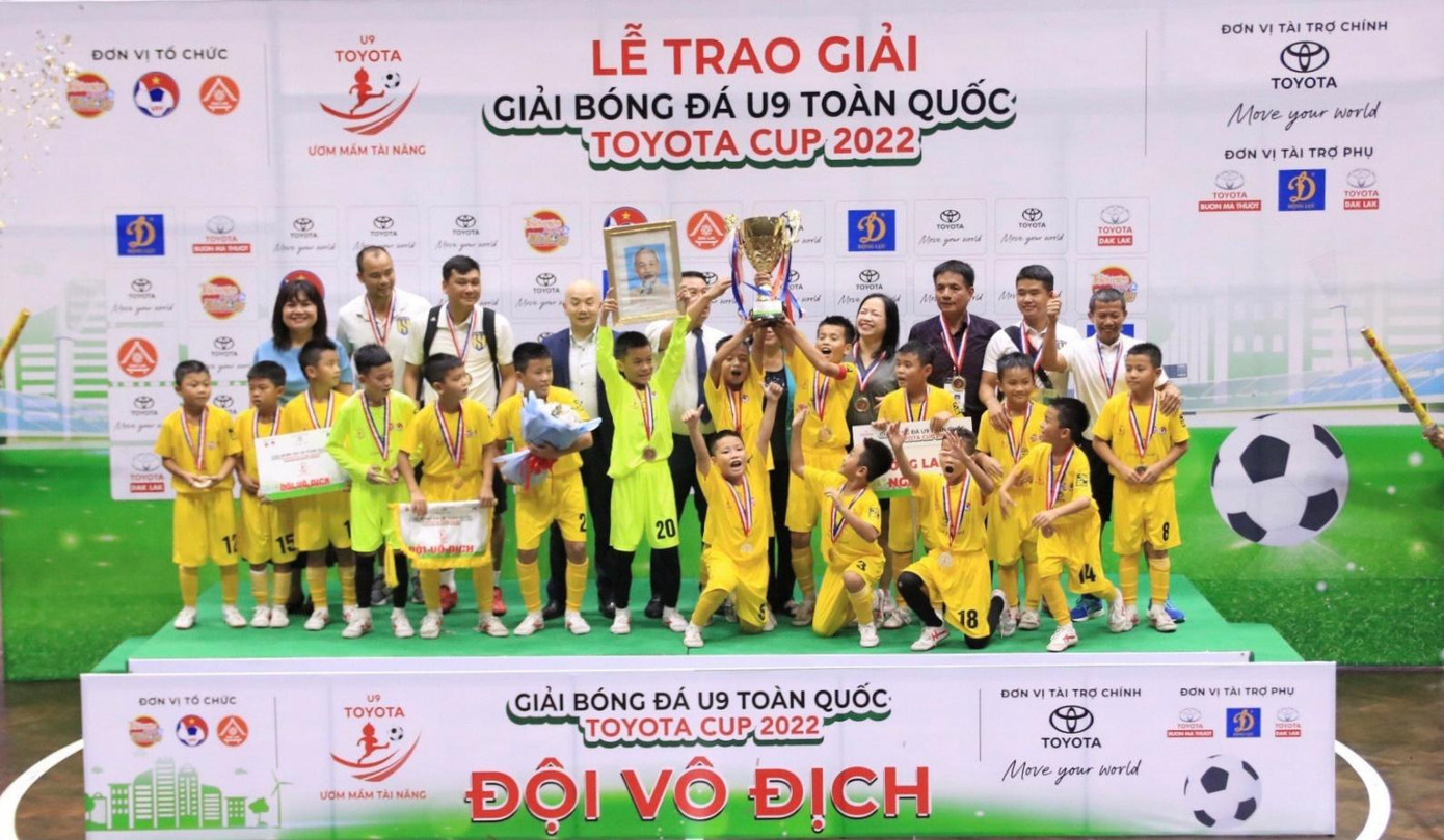 Ban tổ chức trao Cup vô địch cho đội Sông Lam Nghệ An. Ban tổ chức trao Cup vô địch cho đội Sông Lam Nghệ An.