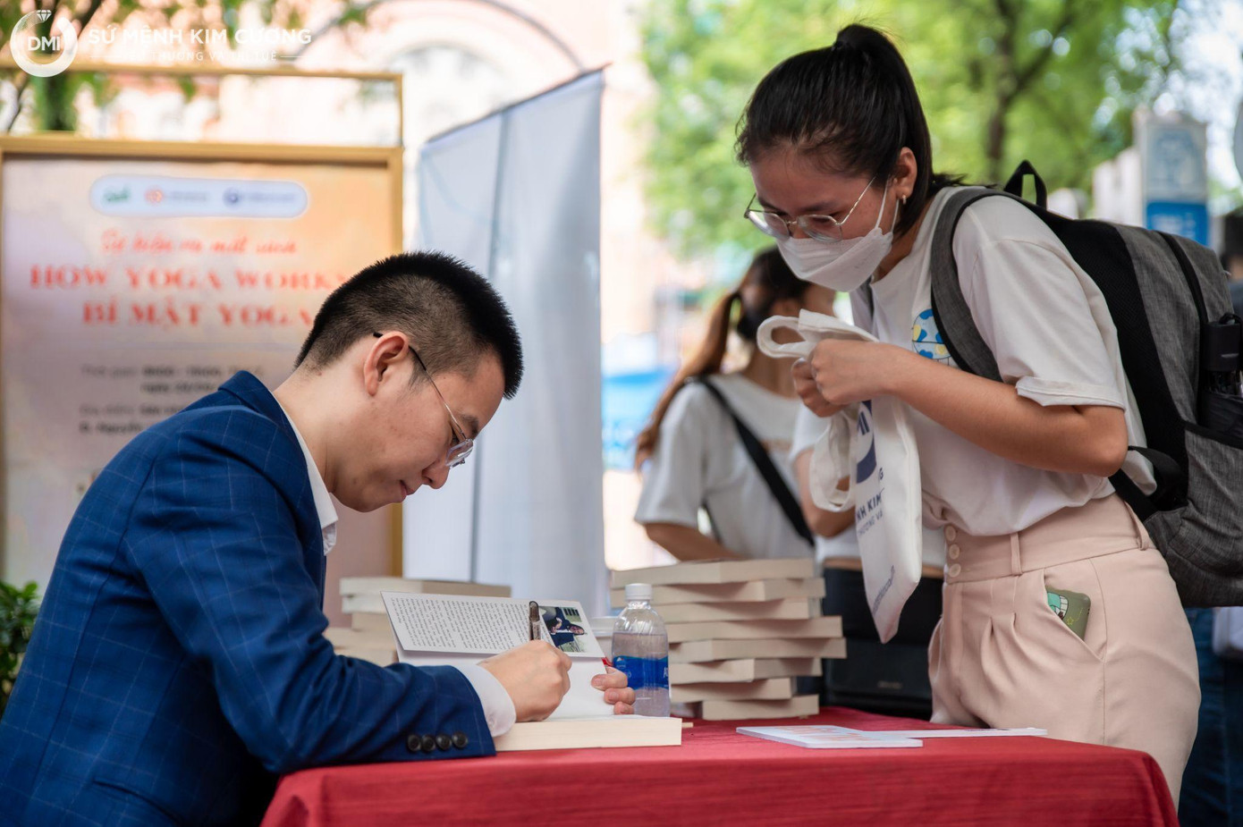 Dịch giả Phùng Quốc Hùng ký tặng sách cho độc giả tại sự kiện ra mắt sách ngày 24/9 vừa qua. Dịch giả Phùng Quốc Hùng ký tặng sách cho độc giả tại sự kiện ra mắt sách ngày 24/9 vừa qua.