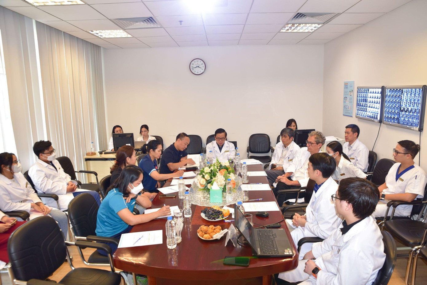 Trong buổi hội chẩn ngày 26/8/2022, đại diện VFF, CLB và Chương Thị Kiều đã đồng ý với phương án mổ 2 chân cùng lúc mà Trung tâm CTCH&YHTT Vinmec đưa ra sau khi được phân tích cặn kẽ về chuyên môn Trong buổi hội chẩn ngày 26/8/2022, đại diện VFF, CLB và Chương Thị Kiều đã đồng ý với phương án mổ 2 chân cùng lúc mà Trung tâm CTCH&YHTT Vinmec đưa ra sau khi được phân tích cặn kẽ về chuyên môn