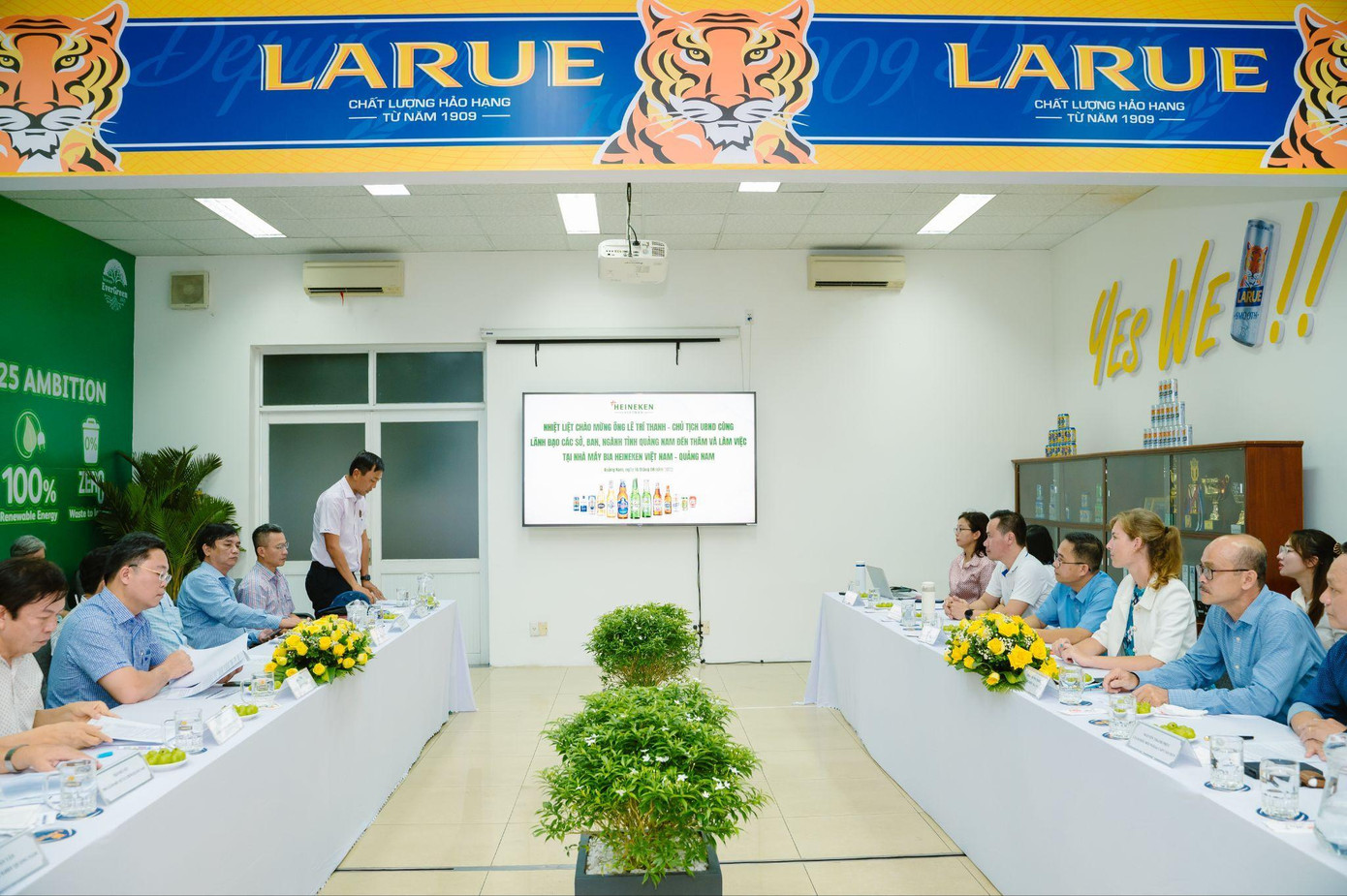 Đại diện tỉnh Quảng Nam dành lời biểu dương cho những đóng góp của bia Larue và công ty HEINEKEN Việt Nam cho sự phát triển của địa phương. Đại diện tỉnh Quảng Nam dành lời biểu dương cho những đóng góp của bia Larue và công ty HEINEKEN Việt Nam cho sự phát triển của địa phương.