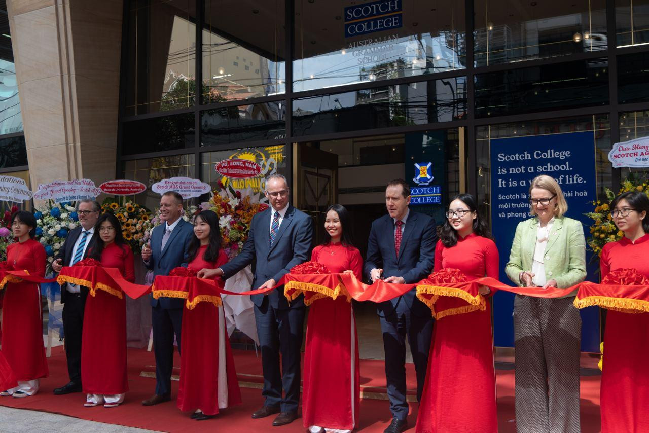 Nghi thức cắt băng khánh thành chào mừng lễ khai giảng Scotch AGS. Ảnh: Scotch AGS