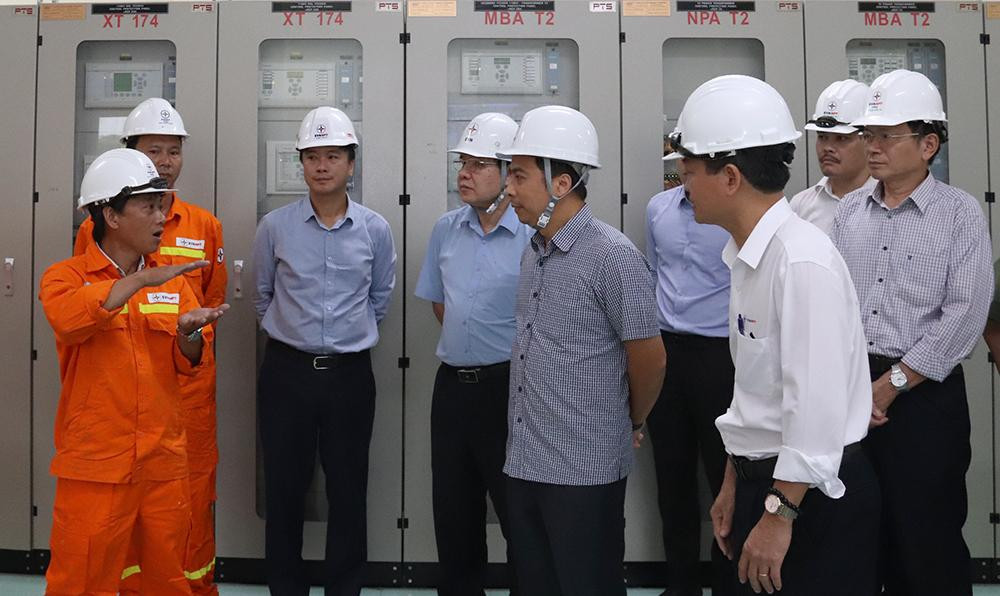 Đoàn công tác của EVN nghe báo cáo công tác chuẩn bị ứng phó bão số 4 tại TBA 220kV Ngũ Hành Sơn (TP. Đà Nẵng)