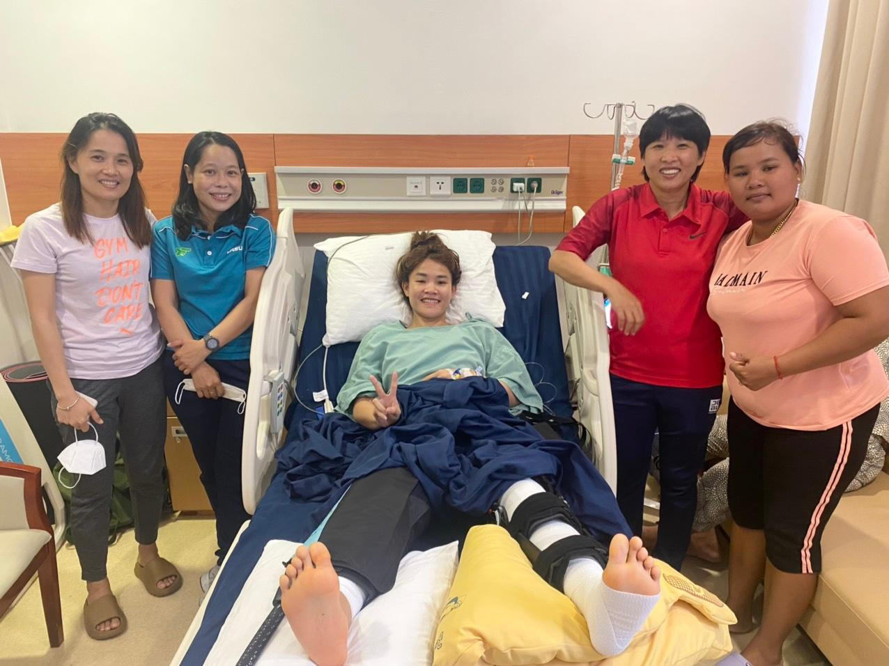 1 ngày sau phẫu thuật, VĐV Chương Thị Kiều đã hoàn toàn ổn định về sức khỏe và tâm lý, vui mừng chào đón HLV Đoàn Kim Chi và các đồng đội tại CLB TP. Hồ Chí Minh 1 tới thăm 1 ngày sau phẫu thuật, VĐV Chương Thị Kiều đã hoàn toàn ổn định về sức khỏe và tâm lý, vui mừng chào đón HLV Đoàn Kim Chi và các đồng đội tại CLB TP. Hồ Chí Minh 1 tới thăm