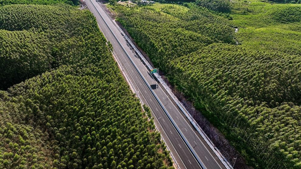 Hiện tại, trong hệ thống đường cao tốc của Việt Nam chỉ có 2 dự án được thiết kế với tốc độ tối đa 120 km/h và mặt cắt ngang 25,25 m, đó là dự án cao tốc Hà Nội – Hải Phòng và Cầu Giẽ - Ninh Bình. Đây sẽ là tuyến cao tốc thứ 3 đạt tiêu chuẩn này. Hiện tại, trong hệ thống đường cao tốc của Việt Nam chỉ có 2 dự án được thiết kế với tốc độ tối đa 120 km/h và mặt cắt ngang 25,25 m, đó là dự án cao tốc Hà Nội – Hải Phòng và Cầu Giẽ - Ninh Bình. Đây sẽ là tuyến cao tốc thứ 3 đạt tiêu chuẩn này.