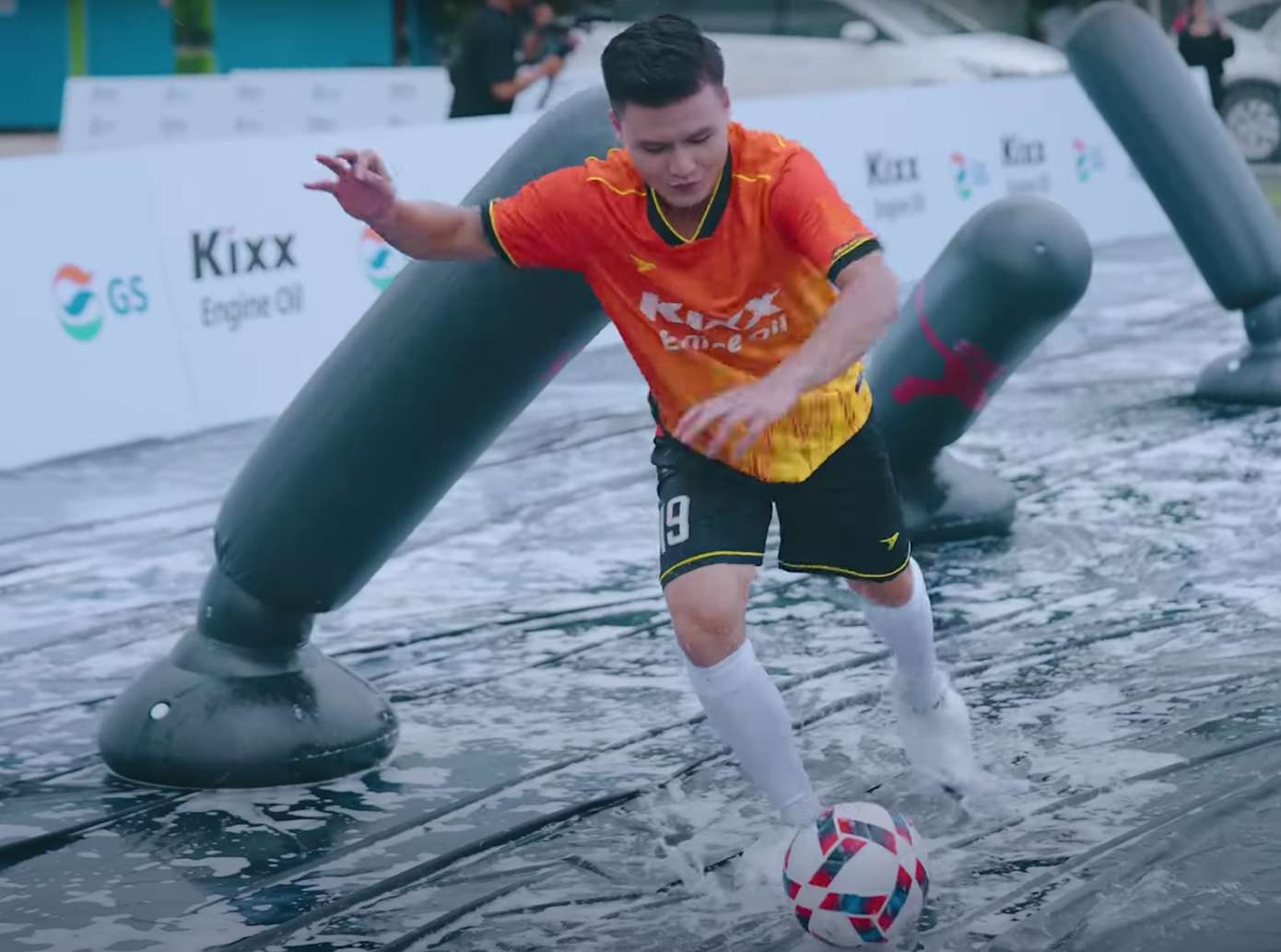 Quang Hải cùng đồng đội Phúc và Tùng lên tinh thần với nhiều thử thách vui vẻ mà khó nhằn từ Kixx Challenge Mùa 2