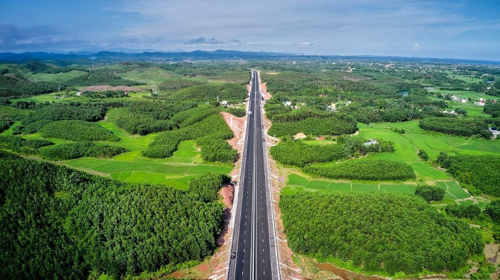 Với chiều dài hơn 80 km, cao tốc Vân Đồn – Móng Cái được chia thành 2 dự án độc lập: tuyến Vân Đồn - Tiên Yên dài 16 km có tổng mức đầu tư 3.658 tỷ đồng được triển khai theo hình thức đầu tư công; tuyến Tiên Yên - Móng Cái dài 64 km có tổng vốn đầu tư 9.113 tỷ đồng được triển khai theo phương thức đối tác công tư (PPP), do Tập đoàn Sun Group làm chủ đầu tư. Với chiều dài hơn 80 km, cao tốc Vân Đồn – Móng Cái được chia thành 2 dự án độc lập: tuyến Vân Đồn - Tiên Yên dài 16 km có tổng mức đầu tư 3.658 tỷ đồng được triển khai theo hình thức đầu tư công; tuyến Tiên Yên - Móng Cái dài 64 km có tổng vốn đầu tư 9.113 tỷ đồng được triển khai theo phương thức đối tác công tư (PPP), do Tập đoàn Sun Group làm chủ đầu tư.