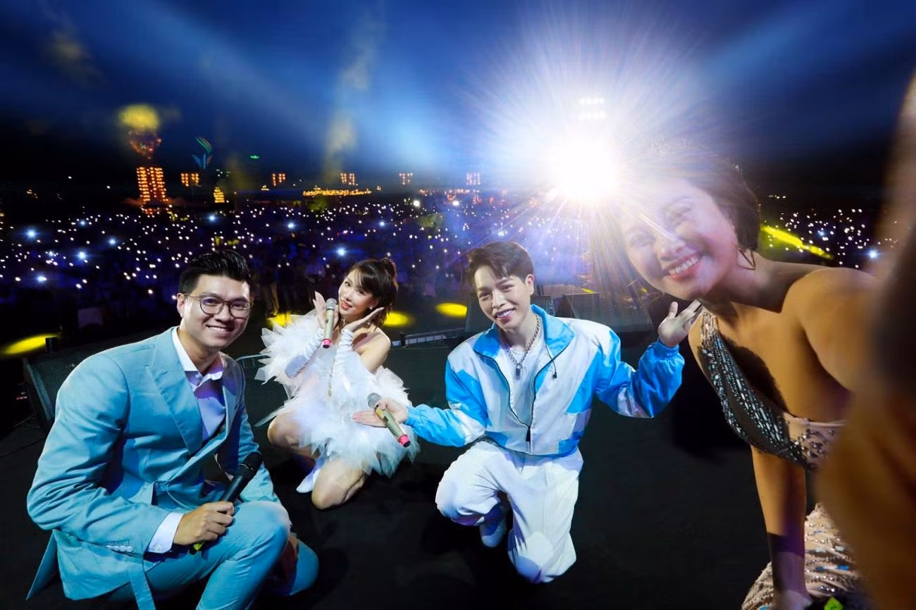 Khoảnh khắc các nghệ sĩ selfie từ sân khấu và bên dưới là hàng ngàn ánh đèn flash tựa như những ngôi sao lấp lánh. Khoảnh khắc các nghệ sĩ selfie từ sân khấu và bên dưới là hàng ngàn ánh đèn flash tựa như những ngôi sao lấp lánh.