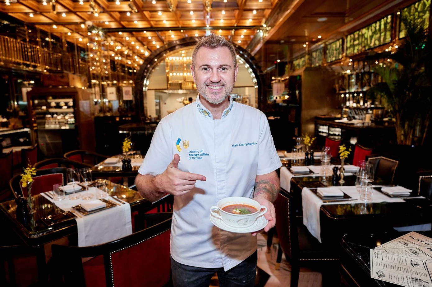 Đầu bếp Yurii đã có mặt tại Capella Hanoi chuẩn bị những món ăn hấp dẫn nhất phục vụ thực khách. Đầu bếp Yurii đã có mặt tại Capella Hanoi chuẩn bị những món ăn hấp dẫn nhất phục vụ thực khách.