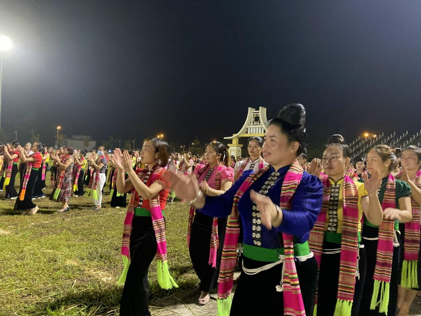 Các nghệ sĩ đang ráo riết tập luyện chuẩn bị cho màn Xòe Thái sẽ được diễn ra tại lễ vinh danh