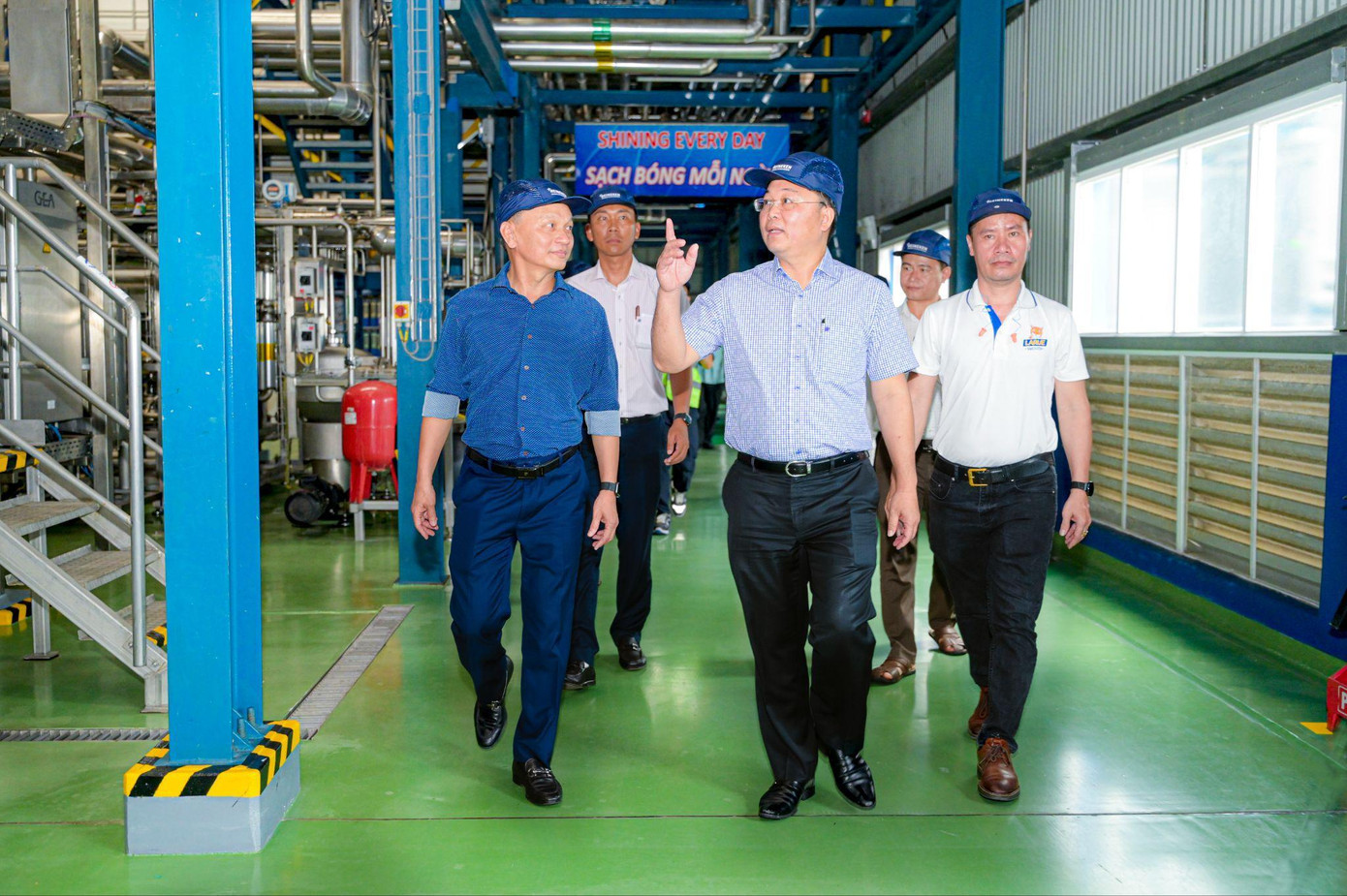 Đoàn làm việc của tỉnh Quảng Nam đánh giá cao chất lượng của bia Larue và tầm vóc hiện đại của nhà máy HEINEKEN Việt Nam trong chuyến thăm nhà máy. Đoàn làm việc của tỉnh Quảng Nam đánh giá cao chất lượng của bia Larue và tầm vóc hiện đại của nhà máy HEINEKEN Việt Nam trong chuyến thăm nhà máy.