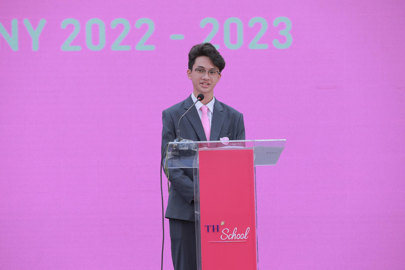 “Gần 2 năm ở TH School đã cho phép em tìm thấy một phiên bản tự tin của em…” Nguyễn Triệu Hoàng Minh, học sinh lớp 11C TH School đã có những chia sẻ truyền cảm hứng tại lễ khai giảng.