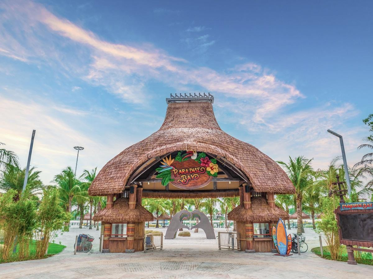 Cổng vào Vịnh biển 4 mùa Paradise Bay được thiết kế thân thuộc như thường gặp tại VinWonders – mang tới cảm giác du lịch nghỉ dưỡng biển ngay tại nhà.