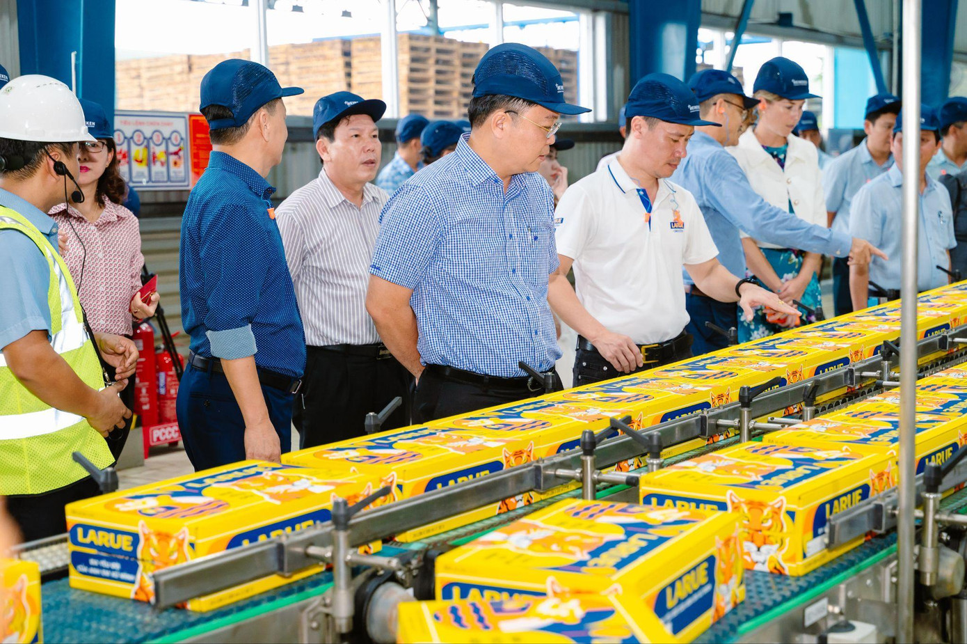 Đoàn làm việc của tỉnh Quảng Nam tham quan dây chuyền sản xuất hiện đại của Larue Đoàn làm việc của tỉnh Quảng Nam tham quan dây chuyền sản xuất hiện đại của Larue