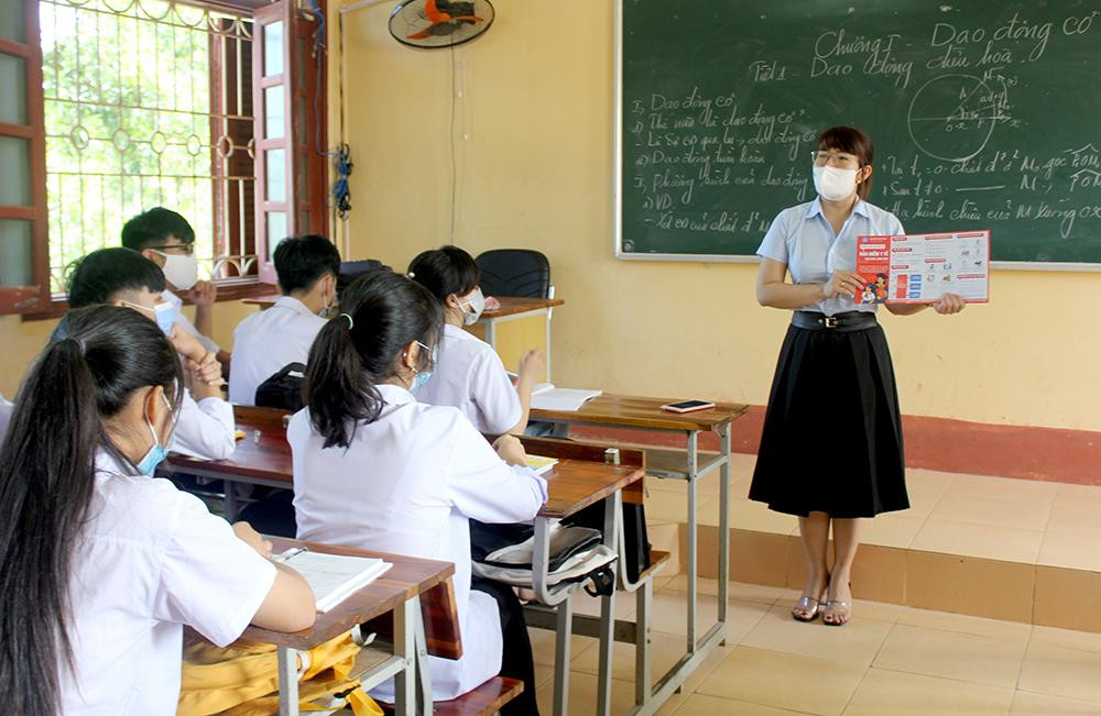 Cán bộ BHXH huyện Yên Sơn tuyên truyền về lợi ích của BHYT học sinh tại Trường THPT Xuân Huy (Tuyên Quang).