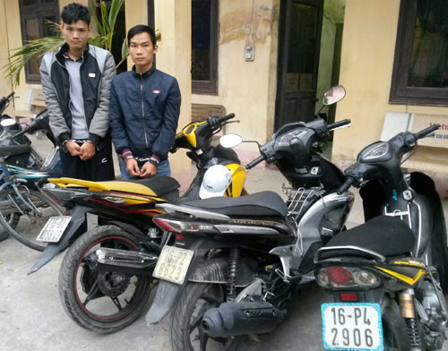 Vũ Xuân Nhật và Nguyễn Văn Trường cùng tang vật sau khi bị công an đặt "bẫy" tóm gọn. Vũ Xuân Nhật và Nguyễn Văn Trường cùng tang vật sau khi bị công an đặt