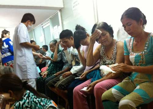 Các bệnh nhân được phát khăn ướt để lau sạch trán, lòng bàn tay, lòng bàn chân trước khi vô phòng tầm soát chức năng. Ảnh: Thuận Thắng. Các bệnh nhân được phát khăn ướt để lau sạch trán, lòng bàn tay, lòng bàn chân trước khi vô phòng tầm soát chức năng. Ảnh: Thuận Thắng