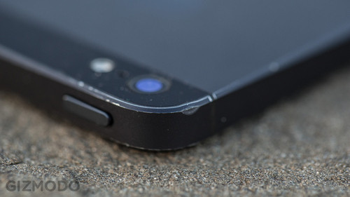 Một số vết lõm nhẹ vì viền của iPhone 5 sử dụng chất liệu nhôm mềm thay vì khung thép như iPhone 4 và 4S.
