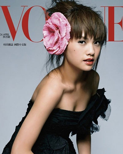 "Giáo chủ khả ái" biến thành công chúa với kiểu tóc dài xoăn nhẹ Và trở nên cá tính với kiểu đầu "sứa" Năng động và trẻ trung khi để tóc ngắn Kiểu đầu xoăn xù đầy quyến rũ và mê hoặc Đẹp dịu dàng với mái tóc suôn dài cổ điển Nhí nhảnh với kiểu tóc tết hai bên Kiểu tóc thẳng làm xoăn ở chân ôm gọn khuôn mặt Phô diễn gương mặt thanh tú với phần mái được cặp gọn Đẹp kiêu sa với kiểu tóc búi đơn giản kết hợp với hoa gài tóc bản to Và "mặn mà" hơn với kiểu tóc búi mái lệch