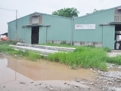 Dù là đất bị cấm xây dựng, nhưng nhiều nhà xưởng kiên cố vẫn mọc lên trong khu đất của Cty Chèm