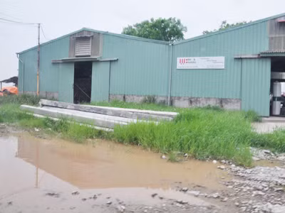 Dù là đất bị cấm xây dựng, nhưng nhiều nhà xưởng kiên cố vẫn mọc lên trong khu đất của Cty Chèm
