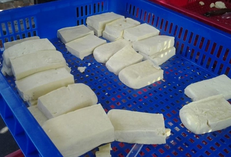 Đậu phụ chứa thạch cao thường rất cứng, nặng tay hơn so với đậu sản xuất bằng phương pháp truyền thống. Ảnh: L.P