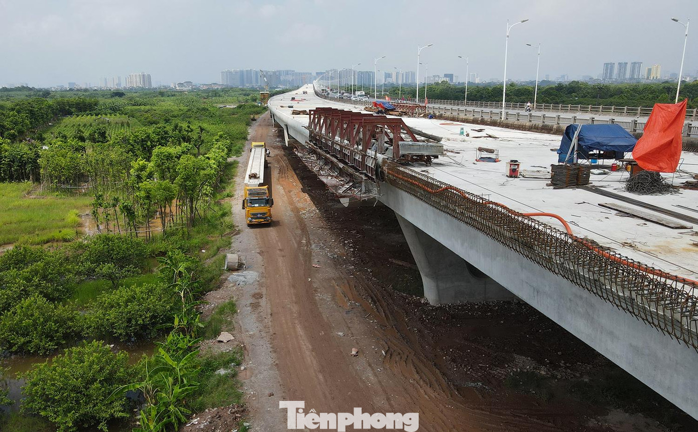 Ngay sau khi hoàn thành hợp long, chúng tôi sẽ huy động nhân lực, trang thiết bị máy móc để hoàn thành những hạng mục nhỏ như lan can, hệ thống thoát nước, bề mặt cầu, Dự kiến đến tháng 11 chúng tôi sẽ hoàn thành toàn bộ gói thầu số 3” – ông Hoàng Đình Hiếu nói.