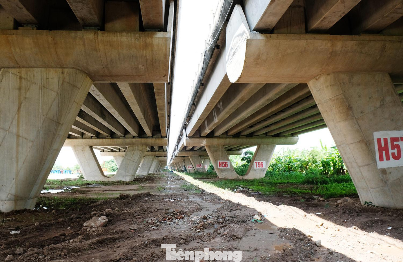 Cầu Vĩnh Tuy giai đoạn 2 nằm phía hạ lưu sông Hồng, song song cầu giai đoạn 1.